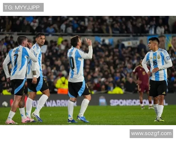 一脚踢爆足球引发震撼 球星展现超凡力量与精准技巧